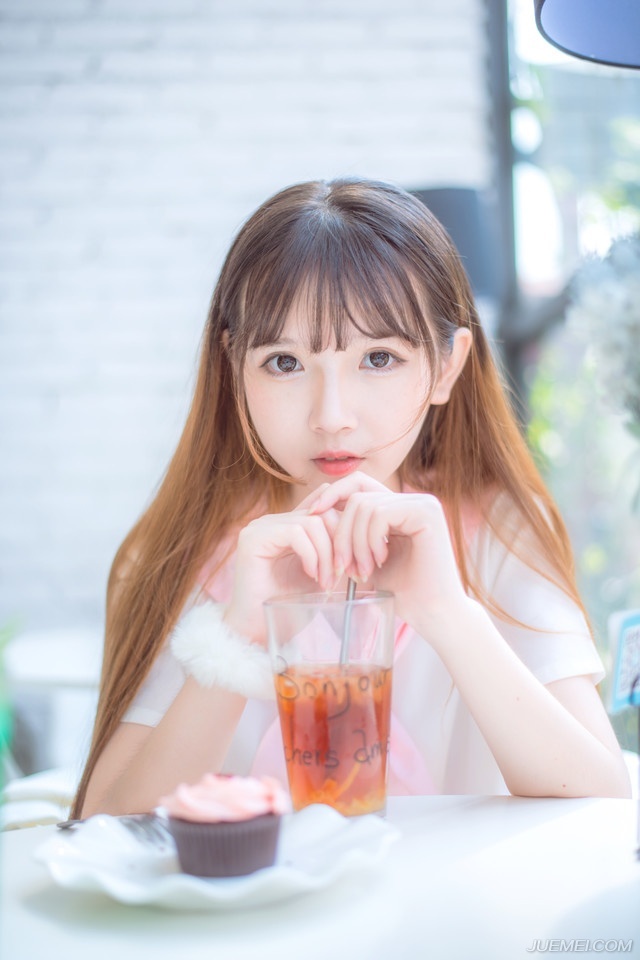 “多谢将军好意。”刘璋点点头，其实也没什么好收拾的，之前收拢的财富他是不能带走的，也只有招呼了家人妻子，便要上路。